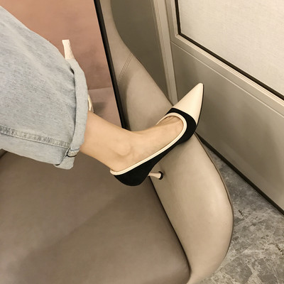 Műbőrből készült modern női cipő sarokkal