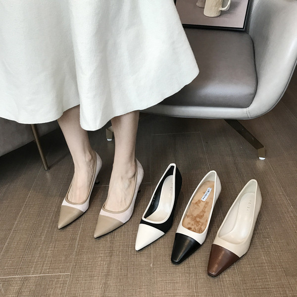 Műbőrből készült modern női cipő sarokkal