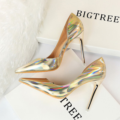 Modern női cipő hegyes modell műbőrből, vékony sarokkal