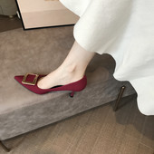 Öko velúrból készült őszi cipő új modellje, fém díszítéssel és közepes sarokkal