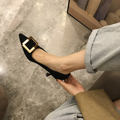 Öko velúrból készült őszi cipő új modellje, fém díszítéssel és közepes sarokkal