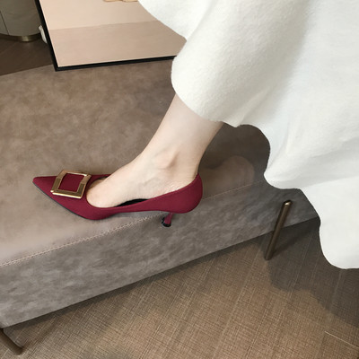 Öko velúrból készült őszi cipő új modellje, fém díszítéssel és közepes sarokkal