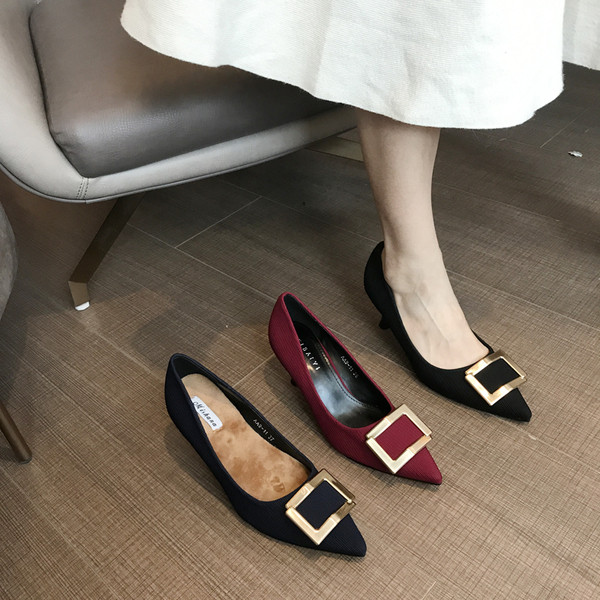 Öko velúrból készült őszi cipő új modellje, fém díszítéssel és közepes sarokkal