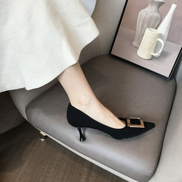 Öko velúrból készült őszi cipő új modellje, fém díszítéssel és közepes sarokkal