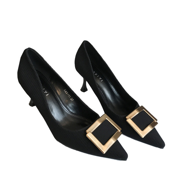 Öko velúrból készült őszi cipő új modellje, fém díszítéssel és közepes sarokkal