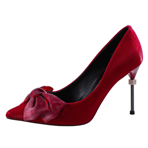 Stílusos női cipő szalaggal és vékony sarokkal