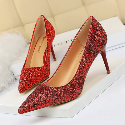 Vékony sarkú, fényes női cipő két modellben