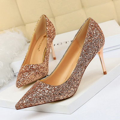 Vékony sarkú, fényes női cipő két modellben