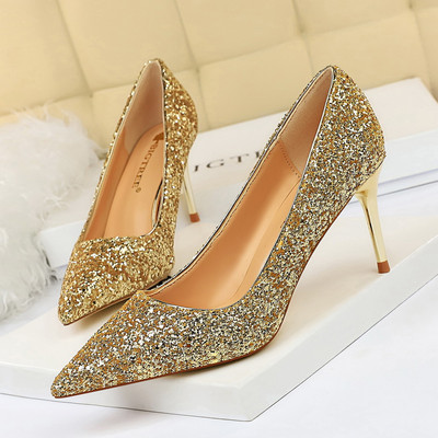 Vékony sarkú, fényes női cipő két modellben