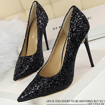 Vékony sarkú, fényes női cipő két modellben