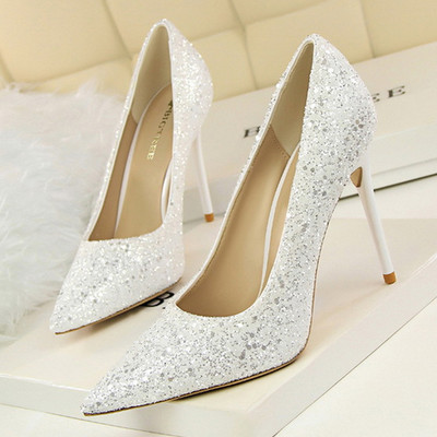 Vékony sarkú, fényes női cipő két modellben