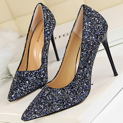 Vékony sarkú, fényes női cipő két modellben