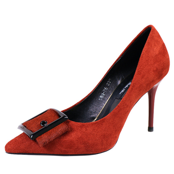 Női cipő új modellje csattal és vékony sarokkal, két színben