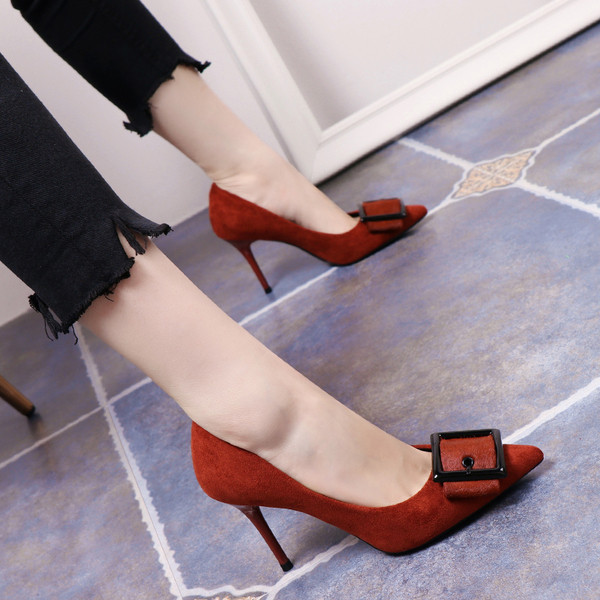 Női cipő új modellje csattal és vékony sarokkal, két színben