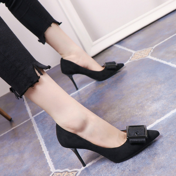 Női cipő új modellje csattal és vékony sarokkal, két színben
