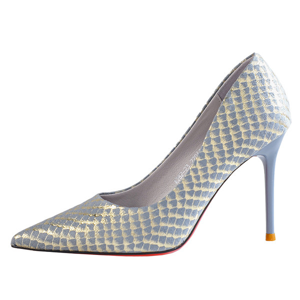 Tiszta női cipő új modellje magassarkúval