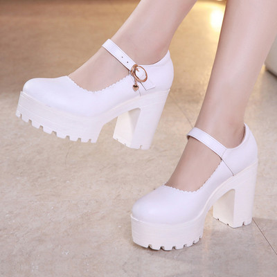 Alkalmi női cipő csattal és durva talppal