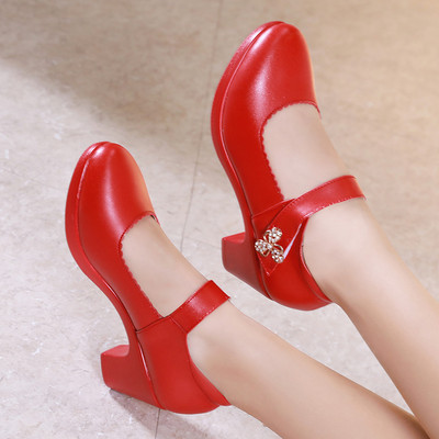 Alkalmi női cipő csattal és durva talppal