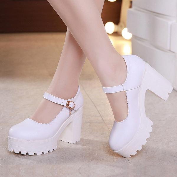 Alkalmi női cipő csattal és durva talppal