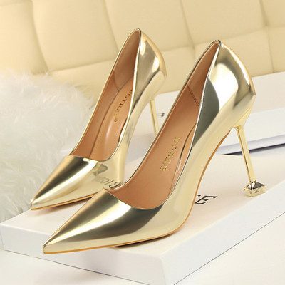 Κλασικό μοντέλο γυναικεία παπούτσια με τακούνι