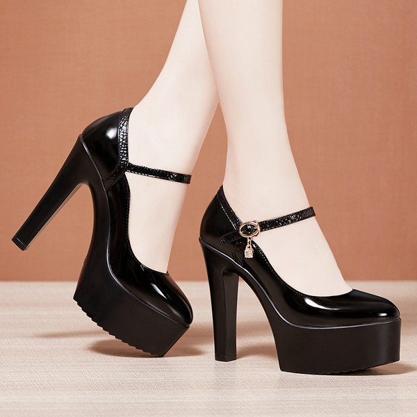 Női lakkbőr cipő, platform és magas sarkú cipővel