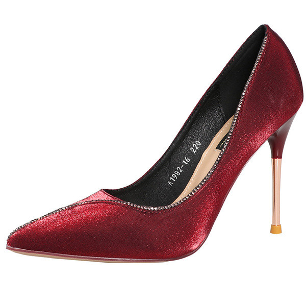 Stílusos női cipő magassarkúval és kövekkel