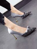 Modern női cipő kövekkel és fém sarokkal