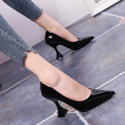 Stílusos női cipő eko bőrből, sarokkal - hegyes modell