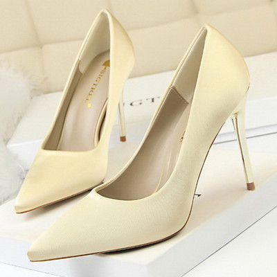 Aktuális női magassarkú cipő két modellben