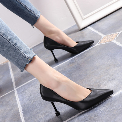 Vékony sarkú női alkalmi cipő - hegyes modell