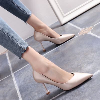 Vékony sarkú női alkalmi cipő - hegyes modell