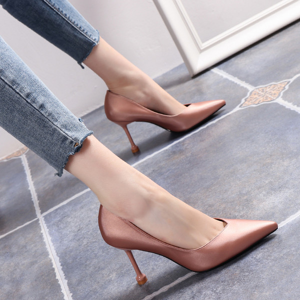 Vékony sarkú női alkalmi cipő - hegyes modell