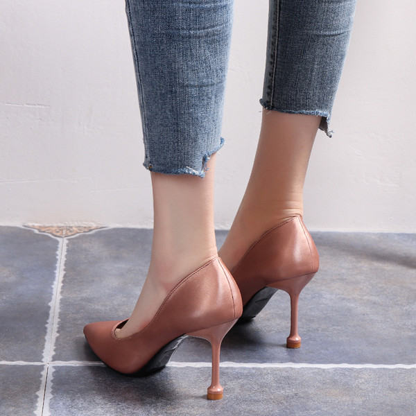 Vékony sarkú női alkalmi cipő - hegyes modell