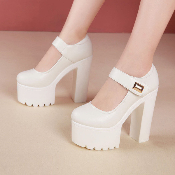 Öko bőrből készült, lekerekített női cipő durva talppal és sarokkal