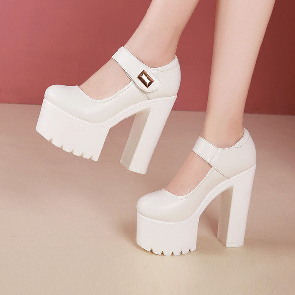 Öko bőrből készült, lekerekített női cipő durva talppal és sarokkal