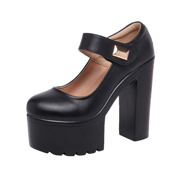 Öko bőrből készült, lekerekített női cipő durva talppal és sarokkal