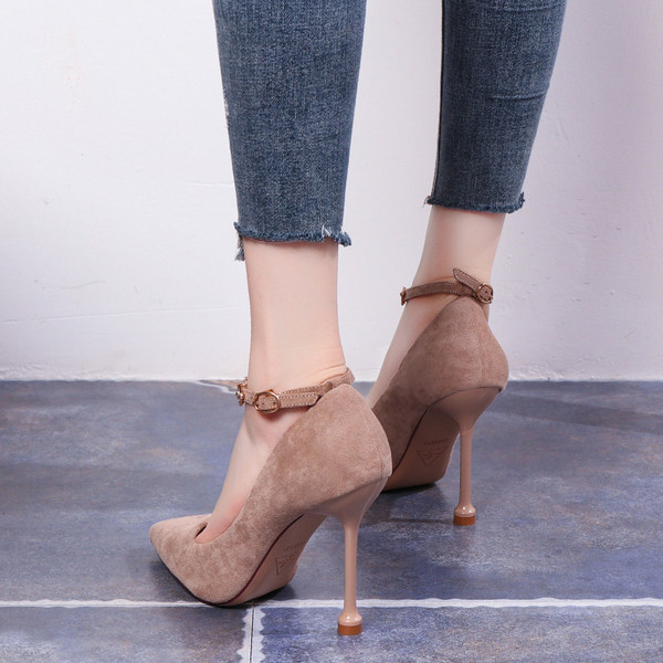 Stílusos női cipő vékony sarkú fém díszítéssel
