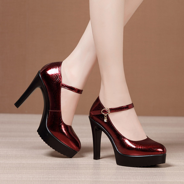 Új női cipőmodell - platformmal és magassarkúval