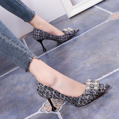 Stílusos női cipő fém elemmel és vékony sarokkal