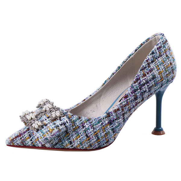 Stílusos női cipő fém elemmel és vékony sarokkal