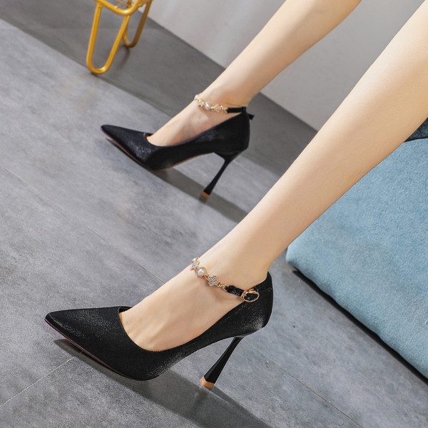 Novi model ženskih cipela sa kamenčićima i kopčom