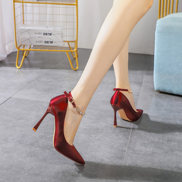 Novi model ženskih cipela sa kamenčićima i kopčom