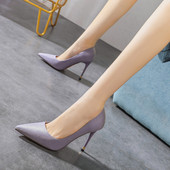 Modern női hegyes cipő fényes hatással