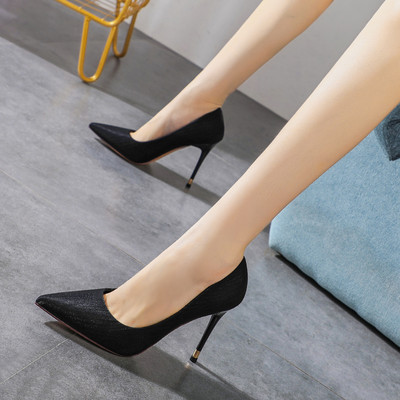 Modern női hegyes cipő fényes hatással