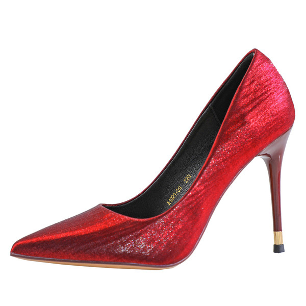 Modern női hegyes cipő fényes hatással