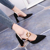 Öko velúrból készült modern női cipő fém díszítéssel