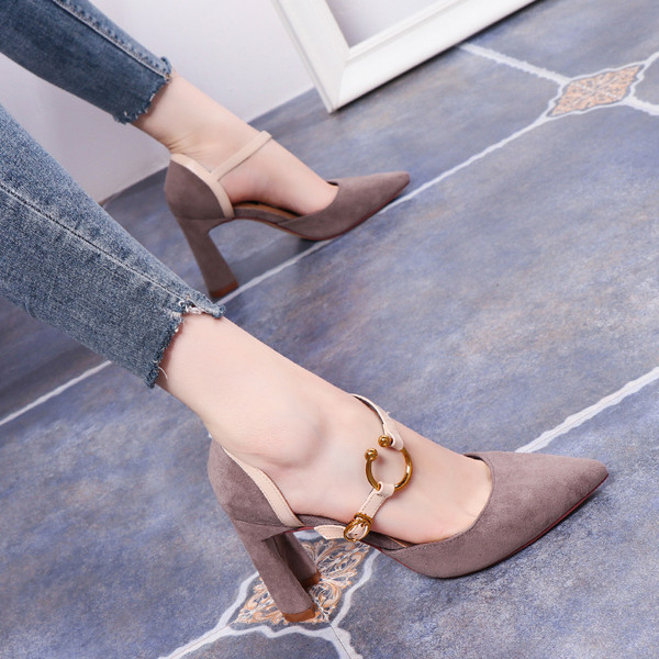 Öko velúrból készült modern női cipő fém díszítéssel