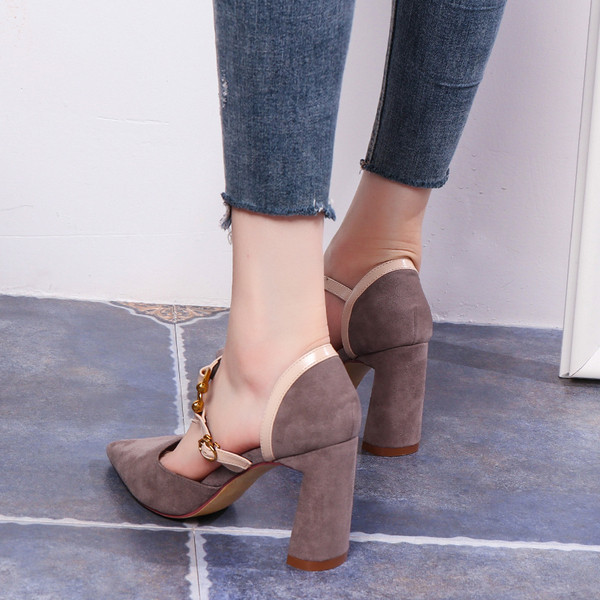 Öko velúrból készült modern női cipő fém díszítéssel