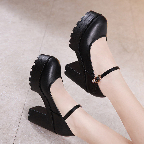 Női cipő lekerekített modell pánttal és csattal