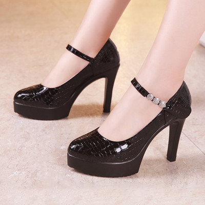 Öko bőrből készült női cipő pántokkal és kövekkel